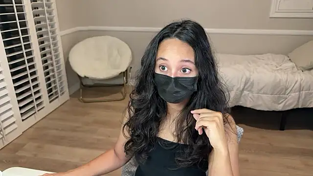 WinnieRin online show from 11/24/25, 04:56