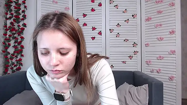 Snapshot of evaa_here_ chatting on 11/21/25, 08:35 evaa here online show from 11/21/25, 08:35