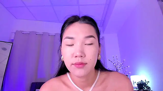 Divine Madeleine online show from 07/16/26, 06:21