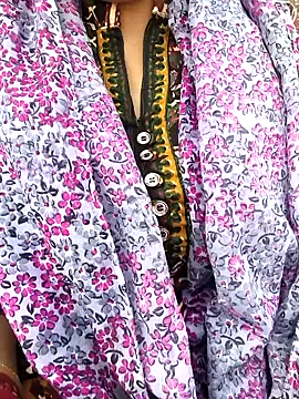 Snapshot of Anshika1431 chatting on 12/15/25, 06:52 Anshika1431 online show from 12/15/25, 06:52