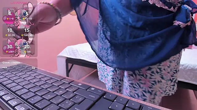 Iniya Parul online show from 10/25/25, 01:45