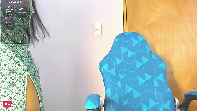 Iniya Parul online show from 02/20/26, 01:57