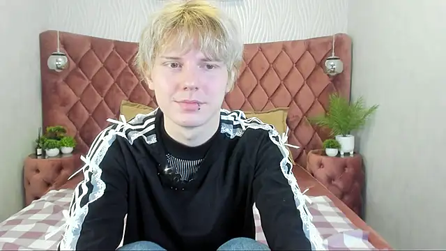 Snapshot of KevinMilky chatting on 10/24/25, 03:11 KevinMilky online show from 10/24/25, 03:11