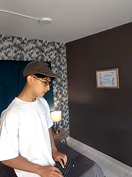 Aaron Eze online show from 03/12/26, 12:20