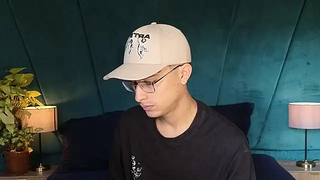 Aaron Eze online show from 11/30/25, 01:12