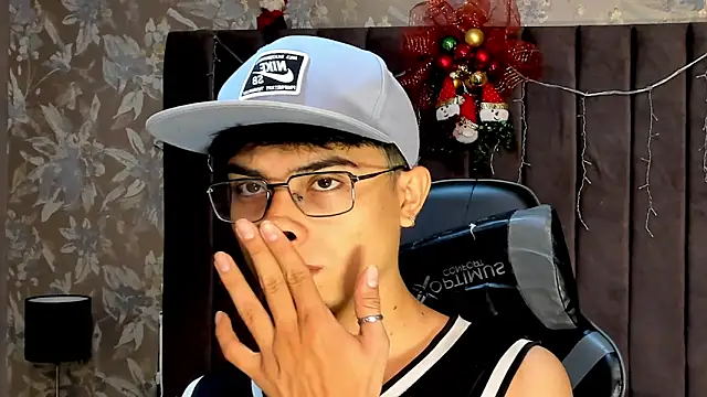 Aaron Eze online show from 12/21/25, 09:04