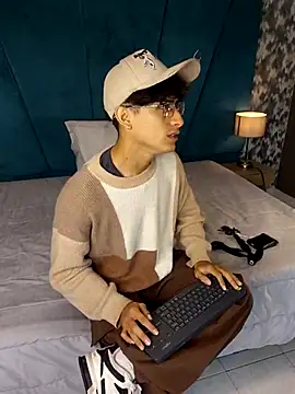 Aaron Eze online show from 04/17/26, 12:41