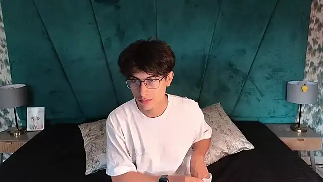 Aaron Eze online show from 05/09/26, 01:58