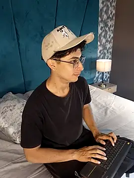 Aaron Eze online show from 04/21/26, 06:36