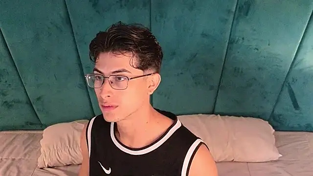 Aaron Eze online show from 04/06/26, 01:12