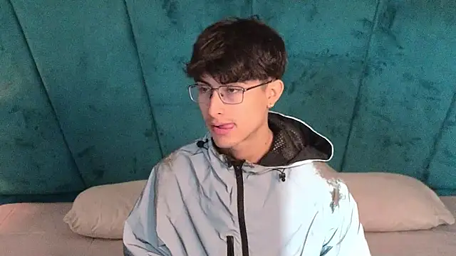 Aaron Eze online show from 03/25/26, 01:43