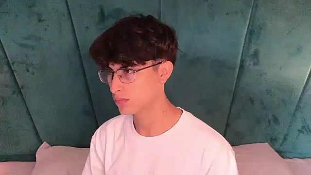 Aaron Eze online show from 04/16/26, 01:23