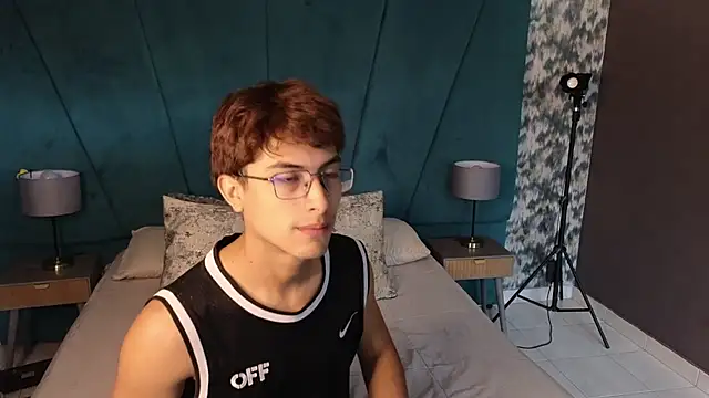 Snapshot of Aaron_Eze chatting on 07/17/26, 12:57 Aaron Eze online show from 07/17/26, 12:57