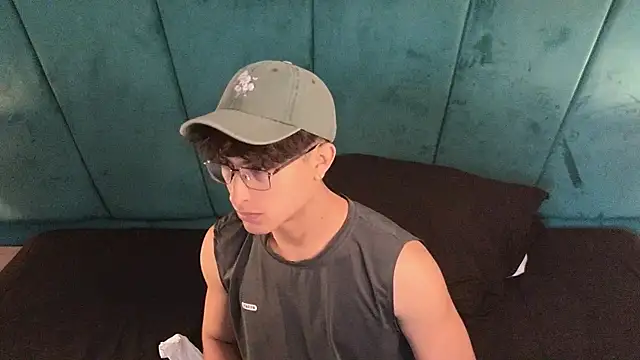 Aaron Eze online show from 04/10/26, 12:34