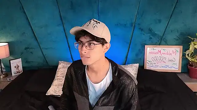 Aaron Eze online show from 05/11/26, 01:01