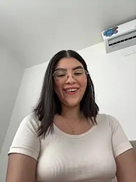 Snapshot of Julietalcl chatting on 12/21/25, 09:15 Julietalcl online show from 12/21/25, 09:15