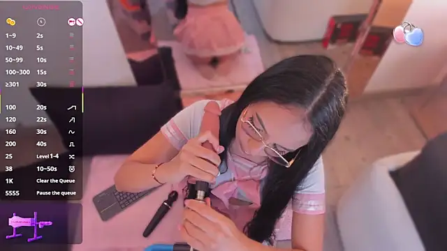 michelle cutee  online show from 11/17/25, 08:02