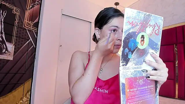 Snapshot of moon_winy chatting on 11/18/25, 11:24 moon winy online show from 11/18/25, 11:24