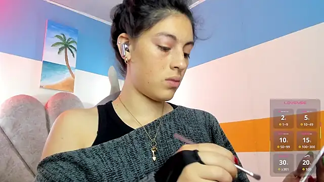 Snapshot of moon_winy chatting on 10/22/25, 11:42 moon winy online show from 10/22/25, 11:42