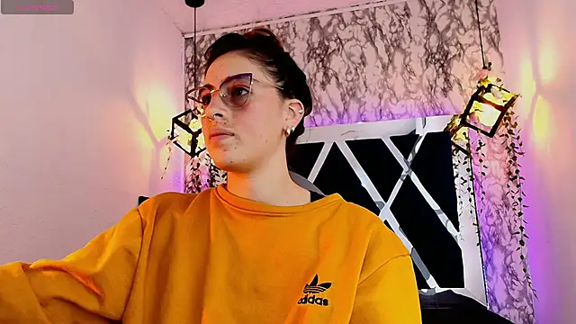 Snapshot of moon_winy chatting on 05/11/26, 12:17 moon winy online show from 05/11/26, 12:17