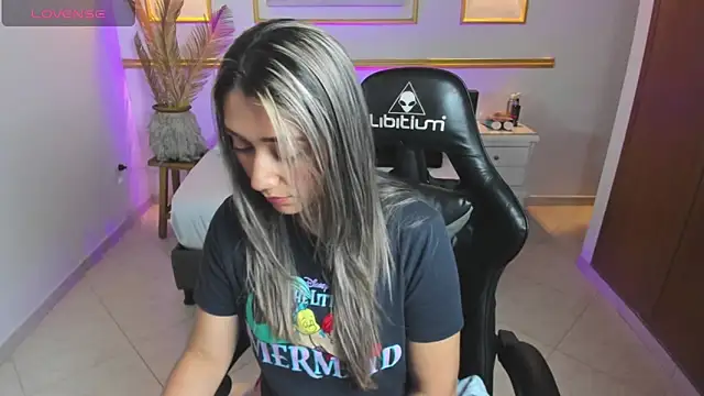 karlyy  online show from 12/19/25, 07:05