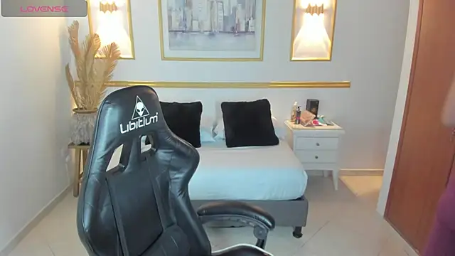 karlyy  online show from 12/18/25, 07:07