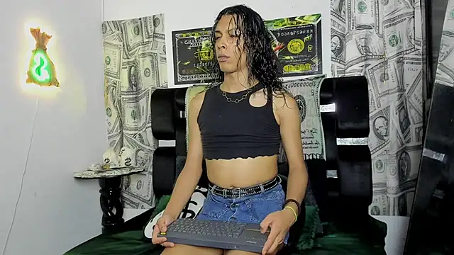 Snapshot of Latin_Doll13 chatting on 10/16/25, 11:57 Latin Doll13 online show from 10/16/25, 11:57