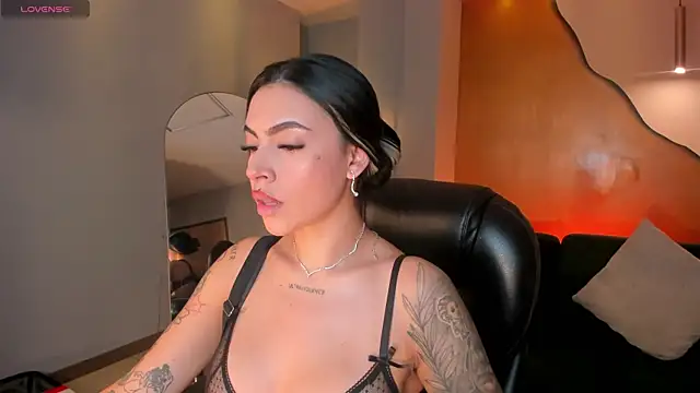 Snapshot of ChristineFord_ chatting on 12/04/25, 12:48 ChristineFord online show from 12/04/25, 12:48