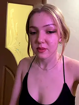 Snapshot of AlexandraXKitty chatting on 11/17/25, 12:36 AlexandraXKitty online show from 11/17/25, 12:36