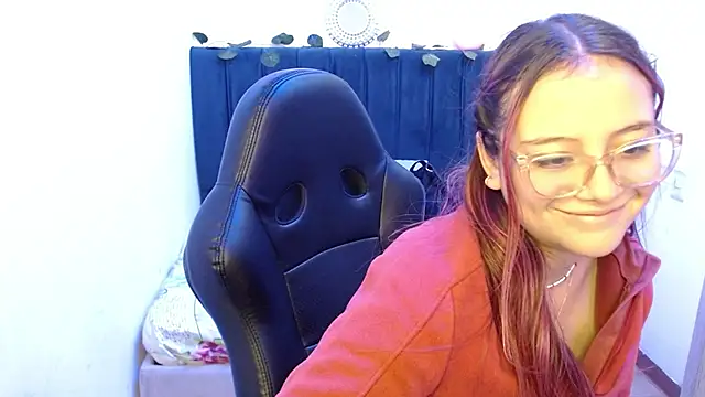 Red Lola  online show from 10/29/25, 01:10