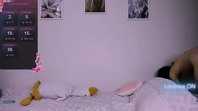 3 Cara Delfie 4 online show from 11/15/25, 12:14