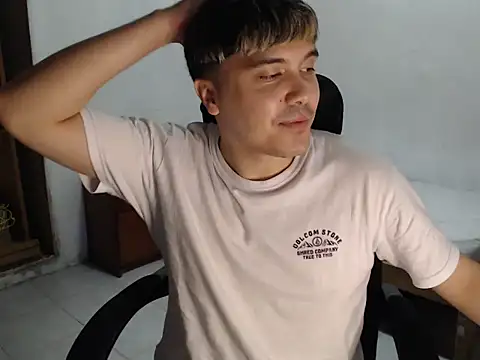 Snapshot of CuteAlexBoy chatting on 12/21/25, 02:19 CuteAlexBoy online show from 12/21/25, 02:19