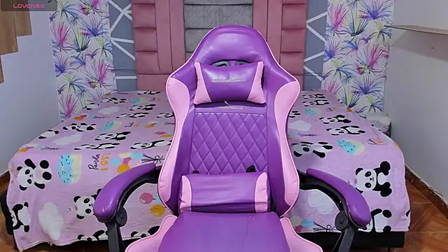 Snapshot of AdelaidaManson18 chatting on 12/15/25, 03:12 AdelaidaManson18 online show from 12/15/25, 03:12