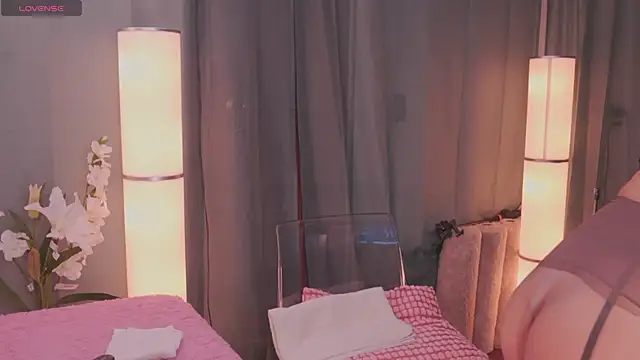 Snapshot of ElodieRousse_ chatting on 11/06/25, 06:45 ElodieRousse online show from 11/06/25, 06:45