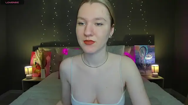 LinaRayy online show from 11/04/25, 09:13