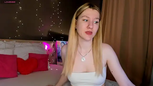 LinaRayy online show from 11/13/25, 09:13