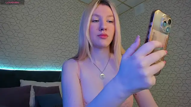 Snapshot of LinaRayy chatting on 05/14/26, 01:02 LinaRayy online show from 05/14/26, 01:02