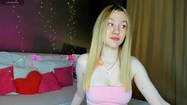 LinaRayy online show from 11/15/25, 09:13