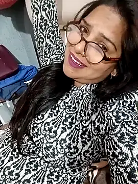 Snapshot of Vanshika1432 chatting on 11/17/25, 04:55 Vanshika1432 online show from 11/17/25, 04:55