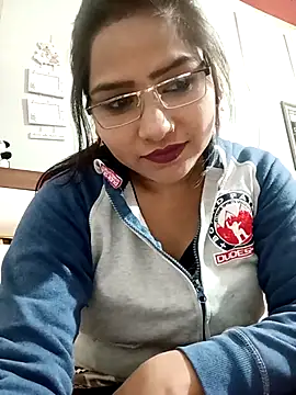 Snapshot of Vanshika1432 chatting on 12/03/25, 09:53 Vanshika1432 online show from 12/03/25, 09:53