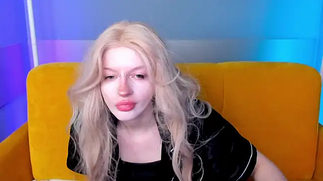 Snapshot of AlessaKiss chatting on 11/14/25, 08:29 AlessaKiss online show from 11/14/25, 08:29