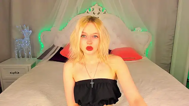 Snapshot of AlessaKiss chatting on 12/18/25, 08:41 AlessaKiss online show from 12/18/25, 08:41