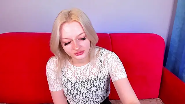Snapshot of AlessaKiss chatting on 10/17/25, 01:42 AlessaKiss online show from 10/17/25, 01:42