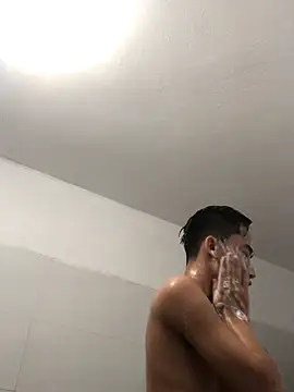 Snapshot of liamhn2k4 chatting on 10/16/25, 01:41 liamhn2k4 online show from 10/16/25, 01:41