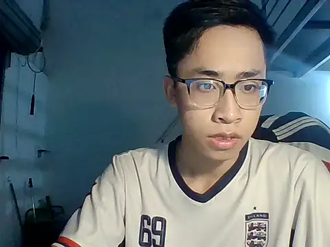 Snapshot of liamhn2k4 chatting on 10/29/25, 02:38 liamhn2k4 online show from 10/29/25, 02:38