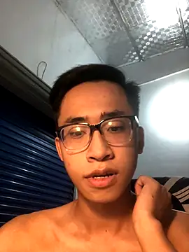 Snapshot of liamhn2k4 chatting on 10/17/25, 02:08 liamhn2k4 online show from 10/17/25, 02:08