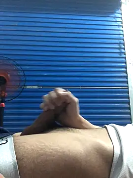 Snapshot of liamhn2k4 chatting on 10/18/25, 02:30 liamhn2k4 online show from 10/18/25, 02:30