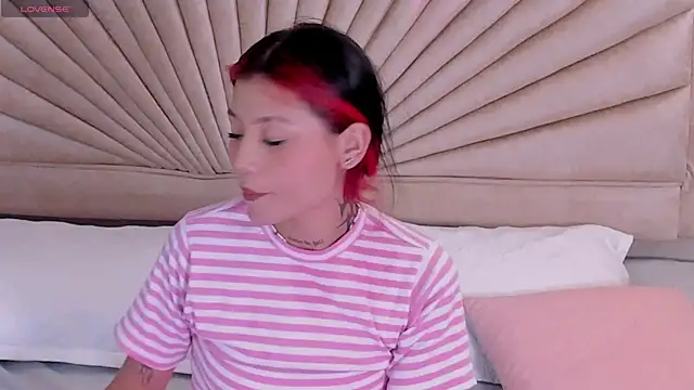 Snapshot of Emma_duff chatting on 12/19/25, 12:18 Emma duff online show from 12/19/25, 12:18