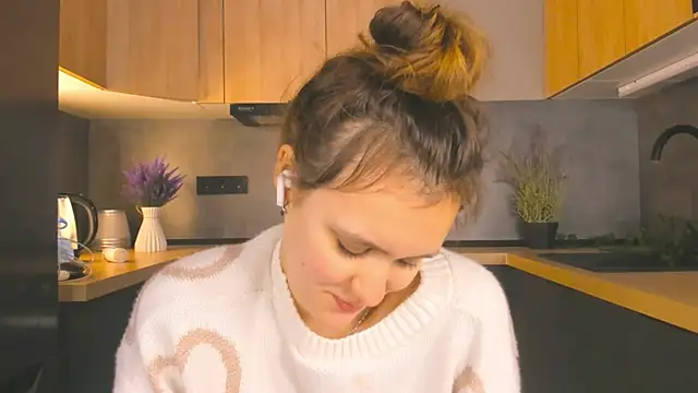 Snapshot of FoxFever chatting on 12/03/25, 06:36 FoxFever online show from 12/03/25, 06:36