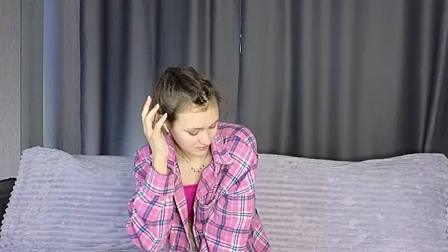 Snapshot of FoxFever chatting on 12/14/25, 06:19 FoxFever online show from 12/14/25, 06:19